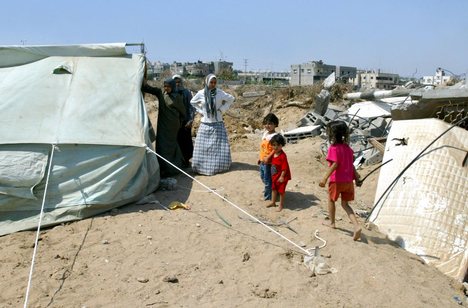 Tents in gaza and Destroy Buildings