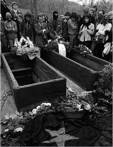 Burial of the RAFMembers Andreas Baader, Gudrun Ensslin and Jan-Carl Raspe in a common grave at the Stuttgart Dornhaldestrasse cemetery., Masked at the grave; Motiv: 6 von 12; Foto: Abishag Tüllmann, Stuttgart, 27.10.1977; Publication must show the following: Picture Archive of Prussian Cultural Heritage - Abisag Tüllmann Archives